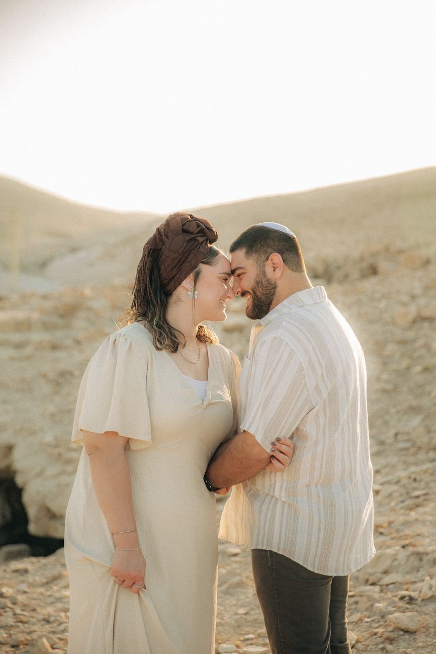 זוג בהריון מצח אל מצח במדבר